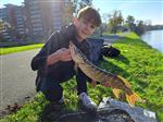 Leren door te proberen tijdens jeugdclinic streetfishing